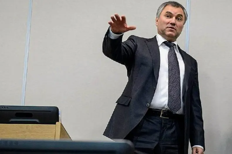 После инцидента с разговором в зале спикер поручил ограничить использование телефонов парламентариями; порядок исполнения распоряжения пока не ясен.