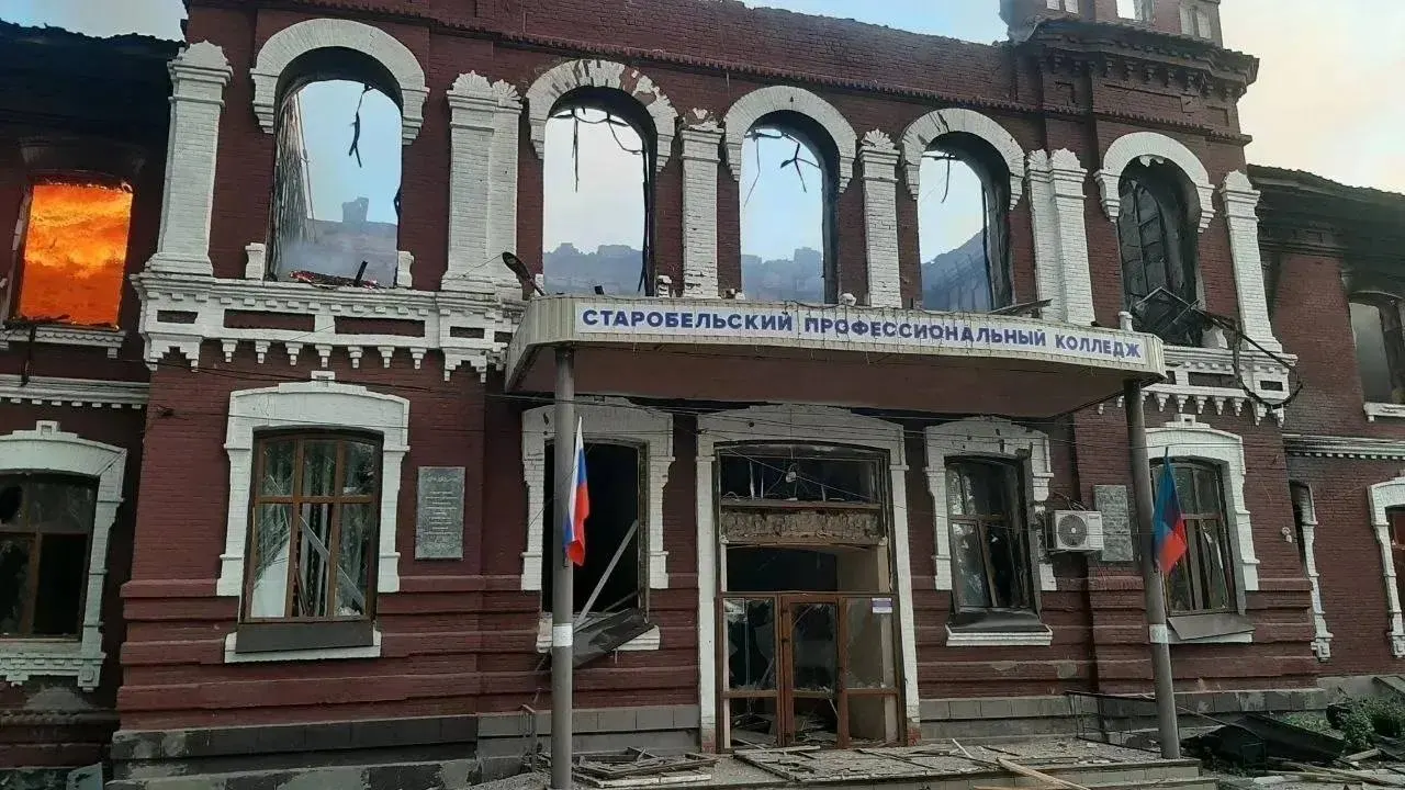 Ночью 22 мая по общежитию профессионального колледжа в Старобельске нанесён удар беспилотниками: по меньшей мере шесть человек погибли, 15 числятся пропавшими, 39 получили ранения, среди пострадавших много несовершеннолетних.