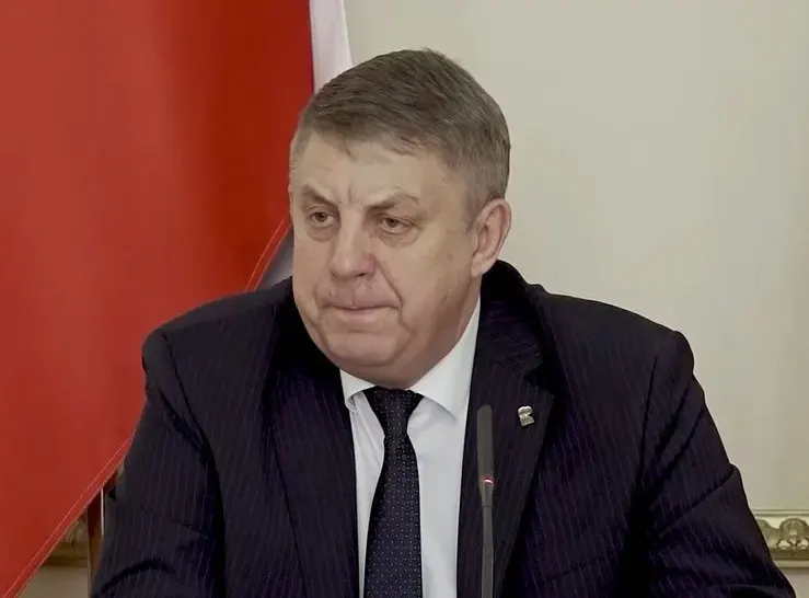 Александр Богомаз ушёл с поста губернатора по собственному желанию 13 мая; через день он получил мандат депутата Госдумы от «Единой России», решение утвердил ЦИК. Параллельно с ним ушёл и губернатор Белгородской области Вячеслав Гладков.