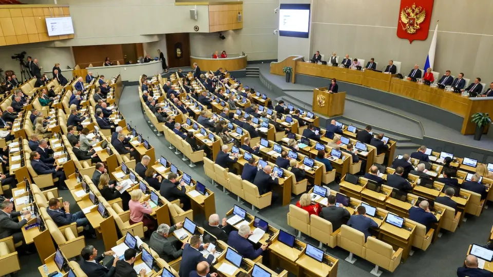 Комитет Госдумы поддержал поправки, позволяющие арестовывать имущество находящихся за границей россиян, осужденных по политическим статьям; дела будут рассматриваться заочно, а судебные решения вступают в силу немедленно.