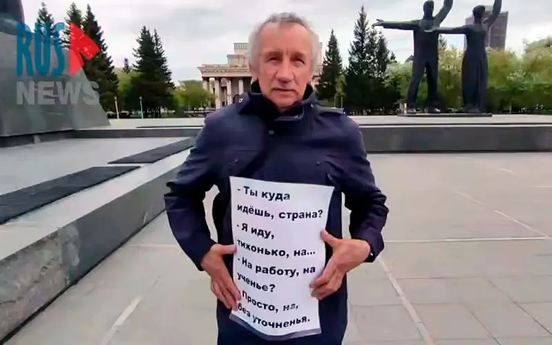 Активист устроил в Новосибирске одиночный пикет в ответ на сообщения о карантине и якобы массовом забое на сельхозпредприятии «Ваганово». Власти говорят о заболевании скота и «замене поголовья», жители жалуются на ограничения и падение закупочных цен на молоко.