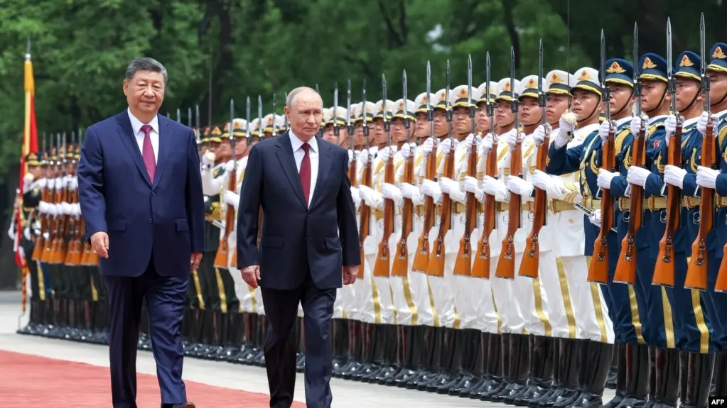 Во время визита в Китай лидеры России и Китая подписали совместную декларацию, продлили договор о дружбе и договорились о развитии энергетического сотрудничества; также продлен безвизовый режим до 31 декабря 2027 года.