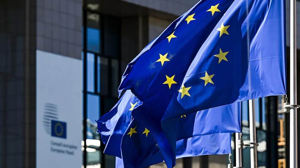 После смены премьера в Венгрии лидеры ЕС обсуждают идею увеличить срок продления санкций с шести месяцев до года и подготовить дополнительные меры, которые нельзя будет заблокировать.