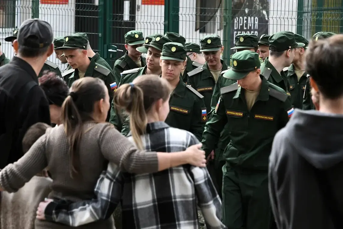 Группа из более 450 женщин подала первый иск в Верховный суд и планирует серию жалоб из‑за поправок в закон, которые делают получение выплат зависимым от наличия общего ребёнка и трёхлетнего совместного проживания.