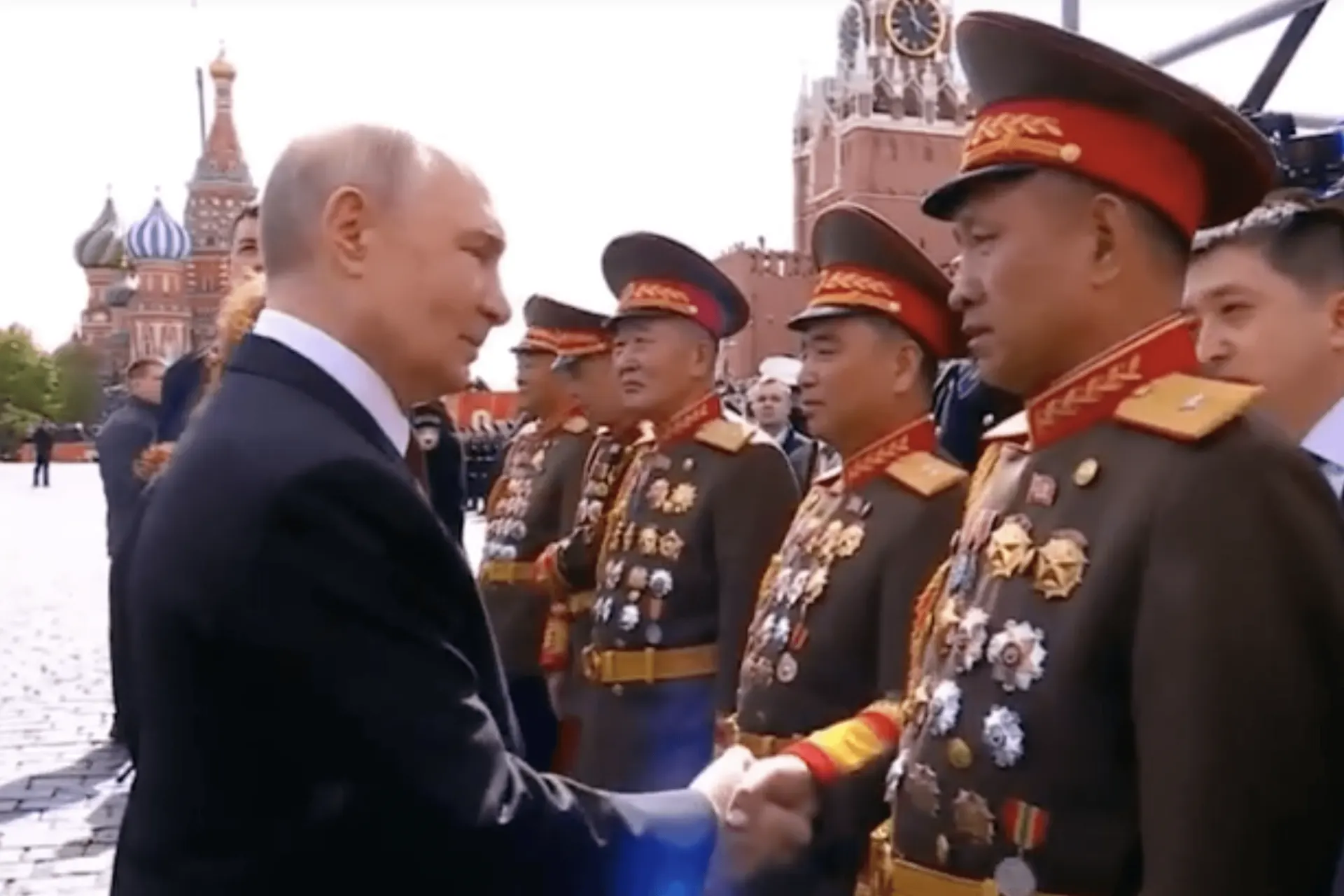 В пхеньянском мемориальном музее появились фотографии и медали, подтверждающие, что 3 декабря 2025 года прошла закрытая церемония вручения российских наград северокорейским военным, участвовавшим в боях в Курской области.