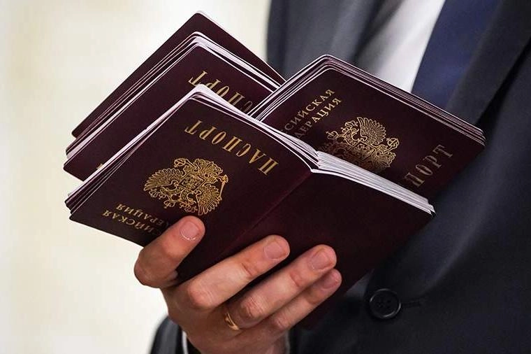 Фракция «Единая Россия» готовит поправки ко второму чтению закона о гражданстве: иностранцам с непогашенной судимостью могут разрешить РВП, ВНЖ и натурализацию, если их осудили за поддержку России или проведение СВО за границей.