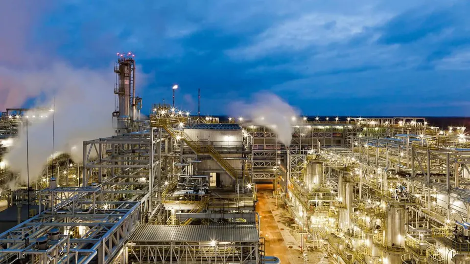После налёта дронов нефтеперерабатывающий завод в Ленинградской области не работает: разрушены установки первичной переработки, повреждены нефтепровод, резервуары и проходная. Владельцы объявили о приостановке отгрузок.