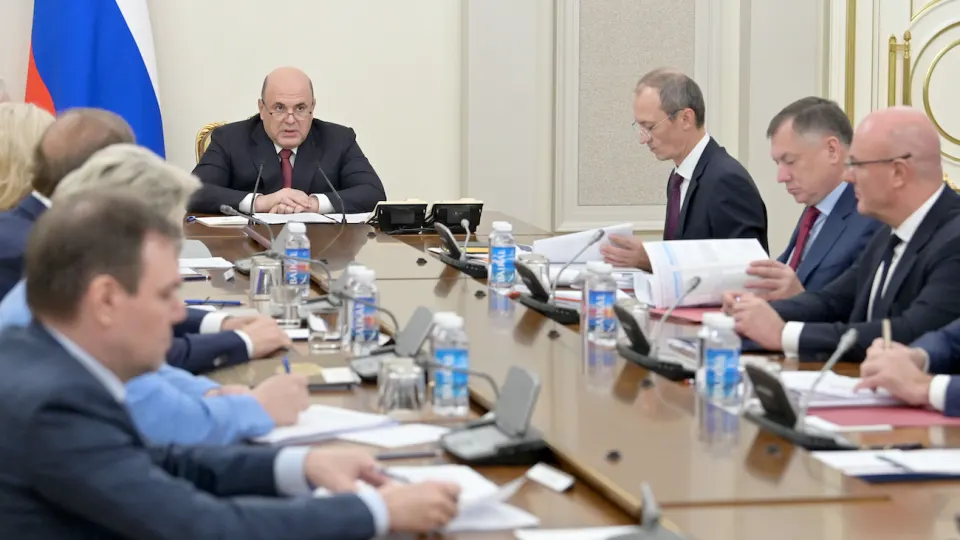Из‑за многочисленных ударов беспилотников по нефтезаводам власти обязали крупнейшие нефтекомпании подписать соглашения с Минэнерго и ФАС о корректировке объёмов производства, отгрузок и цен на внутреннем рынке.