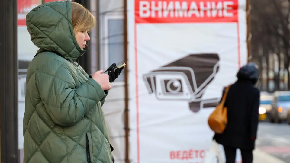 Пользователи отмечают, что сообщения со ссылками на ключи VPN исчезают из диалогов, а при повторной отправке приложение выкидывает из аккаунта. Аналогичные ограничения вводят и другие государственные сервисы.