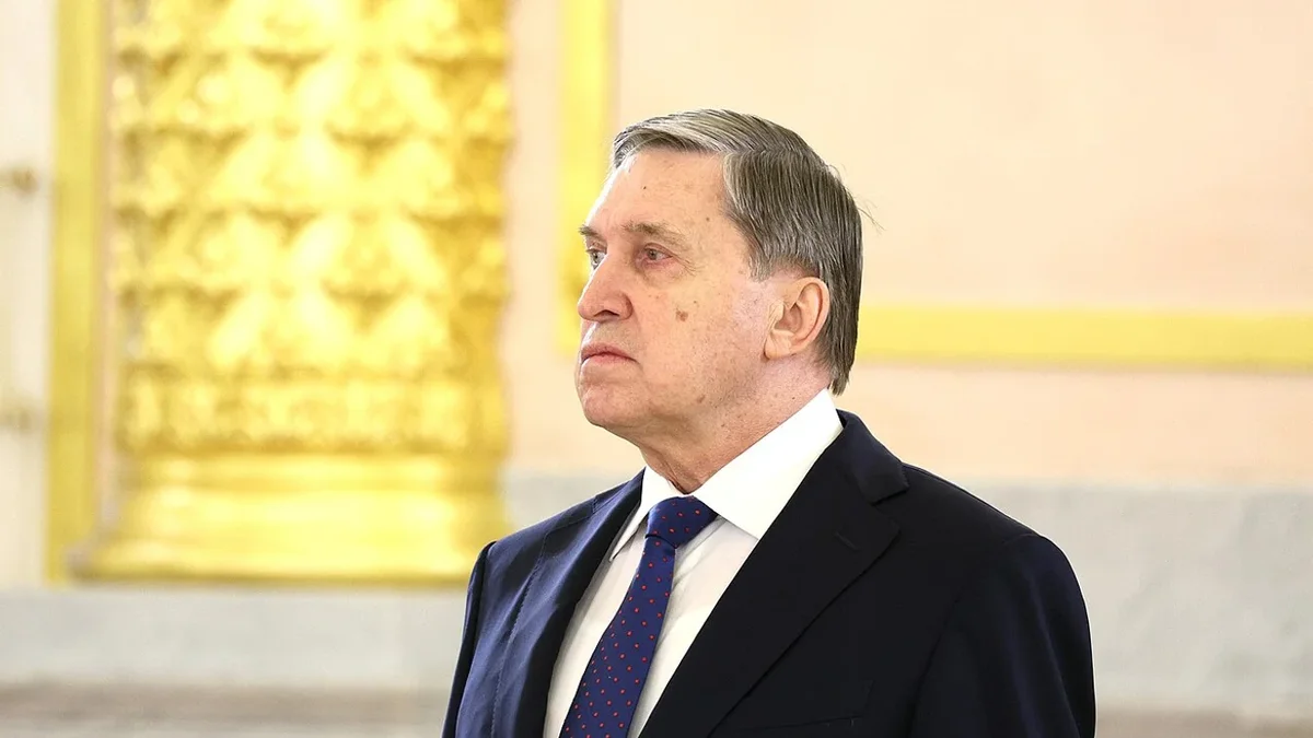Помощник российского руководителя заявил, что прекращение боевых действий возможно лишь после вывода украинских войск из Донбасса; при этом США сохраняют попытки посредничества через телефонные контакты.