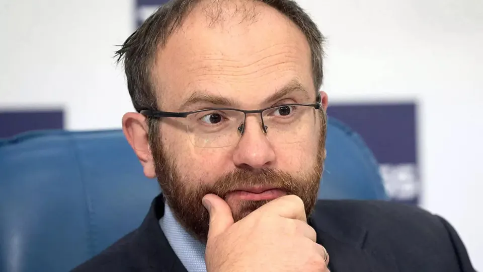 Заместитель председателя синодального отдела РПЦ Вахтанг Кипшидзе считает, что массовые отключения мобильного интернета подчёркивают преходящесть технологического всемогущества и должны напоминать людям о духовных ценностях; параллельно в стране вводятся правовые и технические меры, ограничивающие доступ к сети.