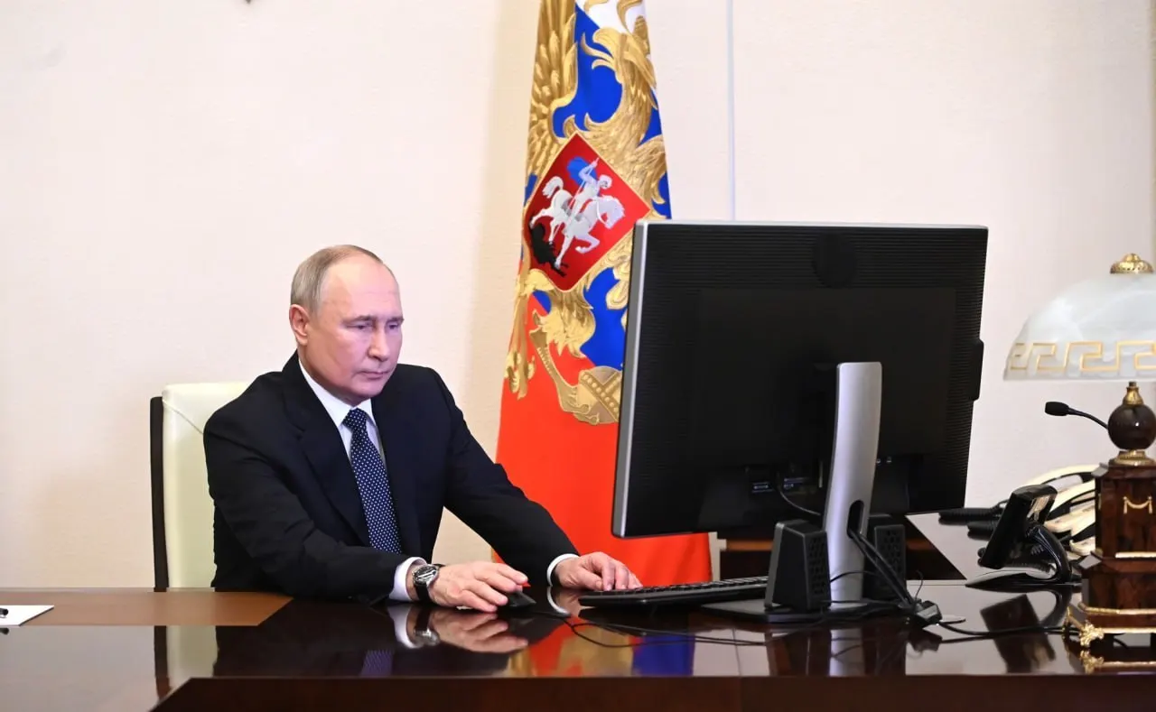 Правительство и ФСБ получили поручение обеспечить работу «белых списков» для сохранения доступа к медпомощи, госуслугам и платёжным системам в условиях возможных ограничений интернета.