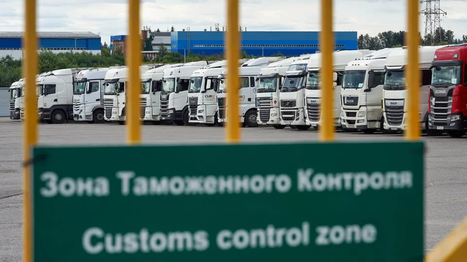 Правительство ввело переходный период для системы подтверждения ожидания товаров (СПОТ): предварительную уплату НДС и акцизов отложили, упрощённый порядок ввоза из стран ЕАЭС продлён до 31 августа.