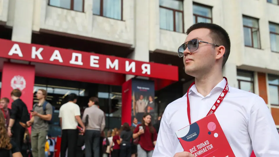 В вузах Москвы разослали предложения о годичной службе в отряде «БАРС‑Москва» с выплатой 200 тыс. руб. в месяц, премиями за сбитые БПЛА и соцгарантиями; контракт с Минобороны, но добровольцы не считаются военнослужащими и не направляются в СВО.