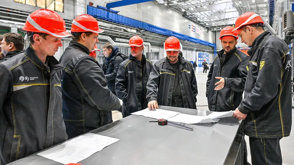 Опрос показал, что более трети работающих вынуждены трудиться сверх нормы; оформление и компенсация переработок нерегулярны, а дефицит кадров и удалённая работа усиливают проблему.