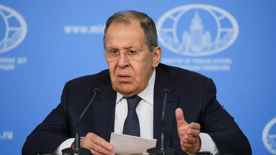 Глава МИД Сергей Лавров заявил, что европейские лидеры требуют немедленного прекращения огня, начала переговоров и компенсации ущерба Украине, что, по его словам, представляет риск эскалации и разрушило прежнюю модель безопасности в Европе.
