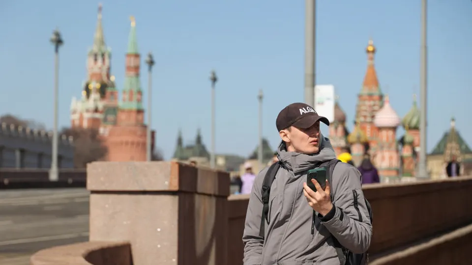 Правительство планирует внедрить информационную систему идентификаторов мобильных устройств (IMEI): операторы будут вносить данные о телефонах и блокировать SIM‑карты с «компрометированных» устройств. Ожидаемая дата начала действия — 1 марта 2027 года.