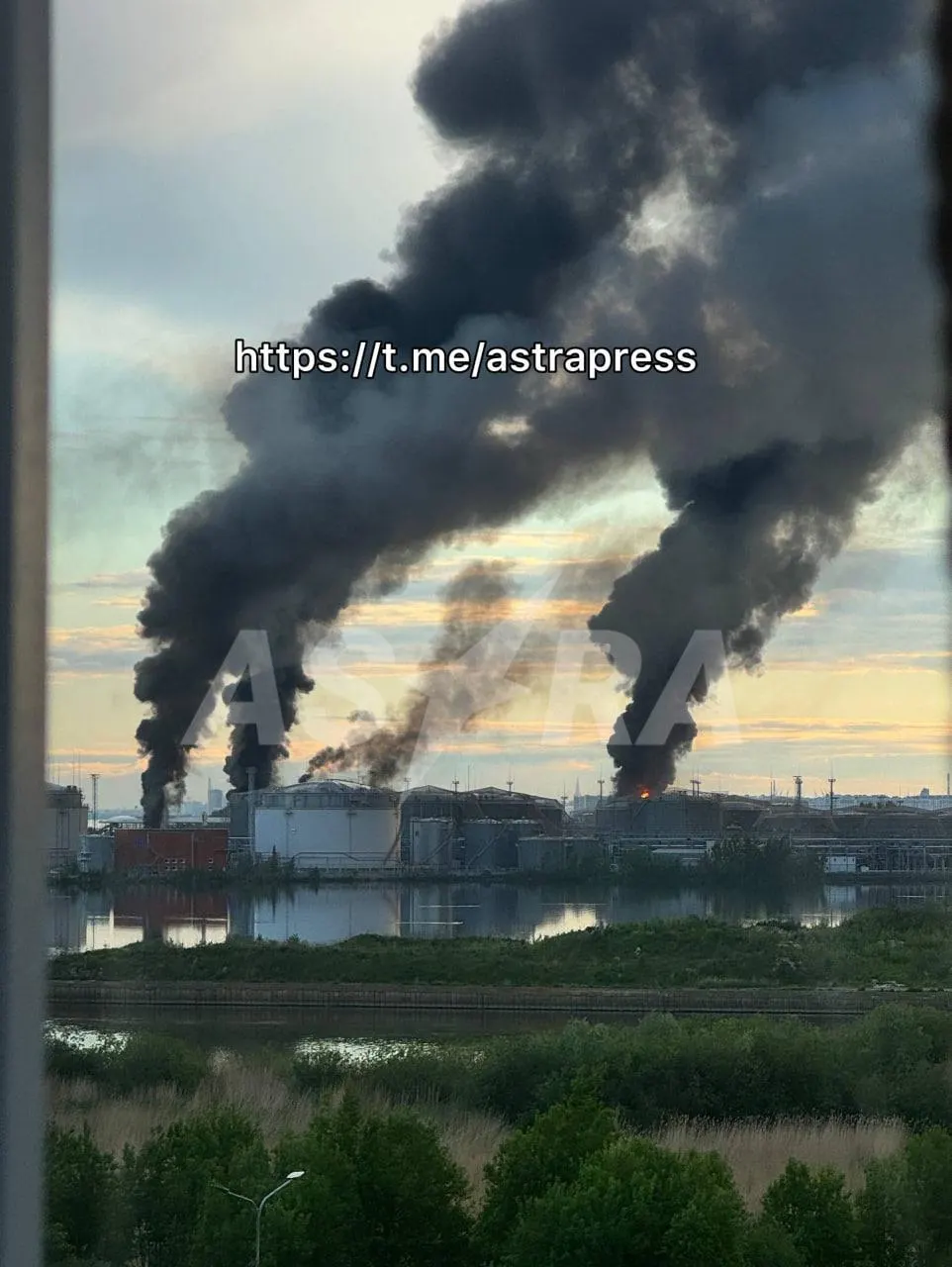 Минувшей ночью по нескольким регионам России нанесена волна ударов беспилотников: в Смоленской области — погибли сотрудники МЧС, в Санкт-Петербурге и Ленинградской области есть пострадавшие и повреждения инфраструктуры, всего по данным Минобороны сбито 354 дрона.
