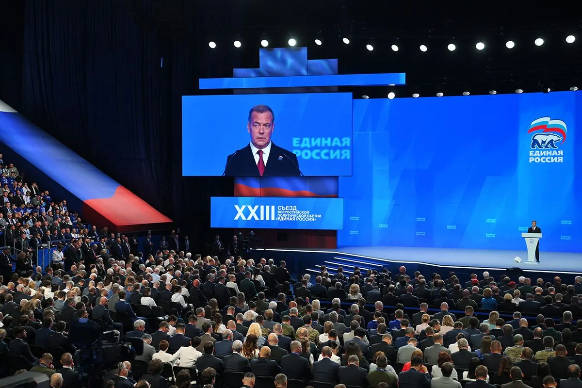 На предвыборном съезде в Москве лидер партии назвал пятёрку кандидатов, в которую вошли Лавров, Собянин, Поддубный, Львова‑Белова и Головин. Съезд сопровождался речью президента; партия утвердила 57 региональных групп.