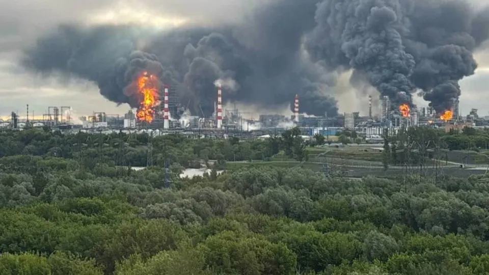 По словам осведомителей, украинские силы при помощи разведданных союзников усилили атаки по нефтяной инфраструктуре и военным целям вглубь России; это уже привело к значительному сокращению переработки нефти и локальным ограничениям на топливо.