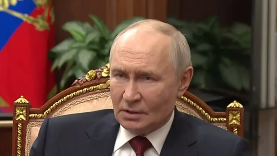Президент заявил, что Киев предлагал взаимно отказаться от дальнобойных ударов и ограничить боевые действия четырьмя регионами. По его словам, удары по российской инфраструктуре создают проблемы, но не меняют положение на линии соприкосновения.