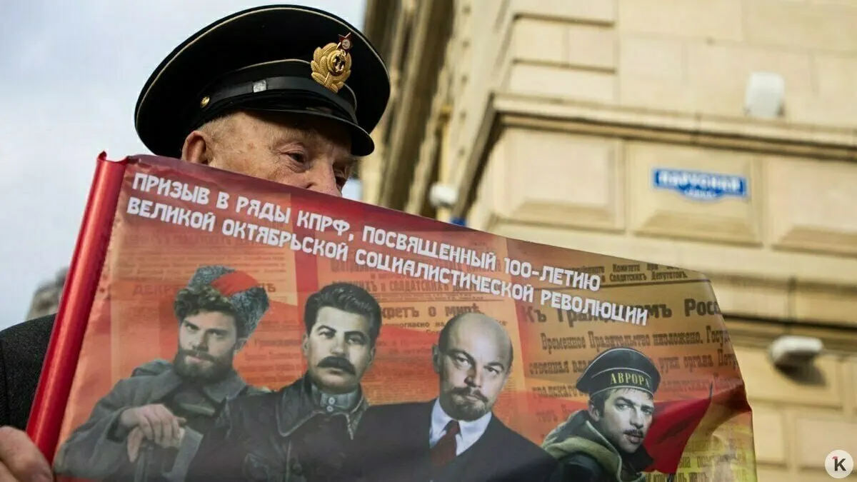 С 2026 года в официальной предвыборной агитации запрещено применять изображения и голоса умерших лиц, включая исторические и вымышленные образы. При использовании материалов, связанных с «иностранным агентом», рядом должна появляться соответствующая пометка.