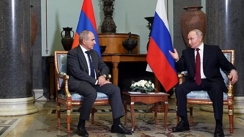 1 июня пресс‑служба Кремля сообщила, что президент России поздравил премьер‑министра Армении с днём рождения; также стороны обсудили итоги заседания Высшего евразийского экономического совета, прошедшего 29 мая в Астане.