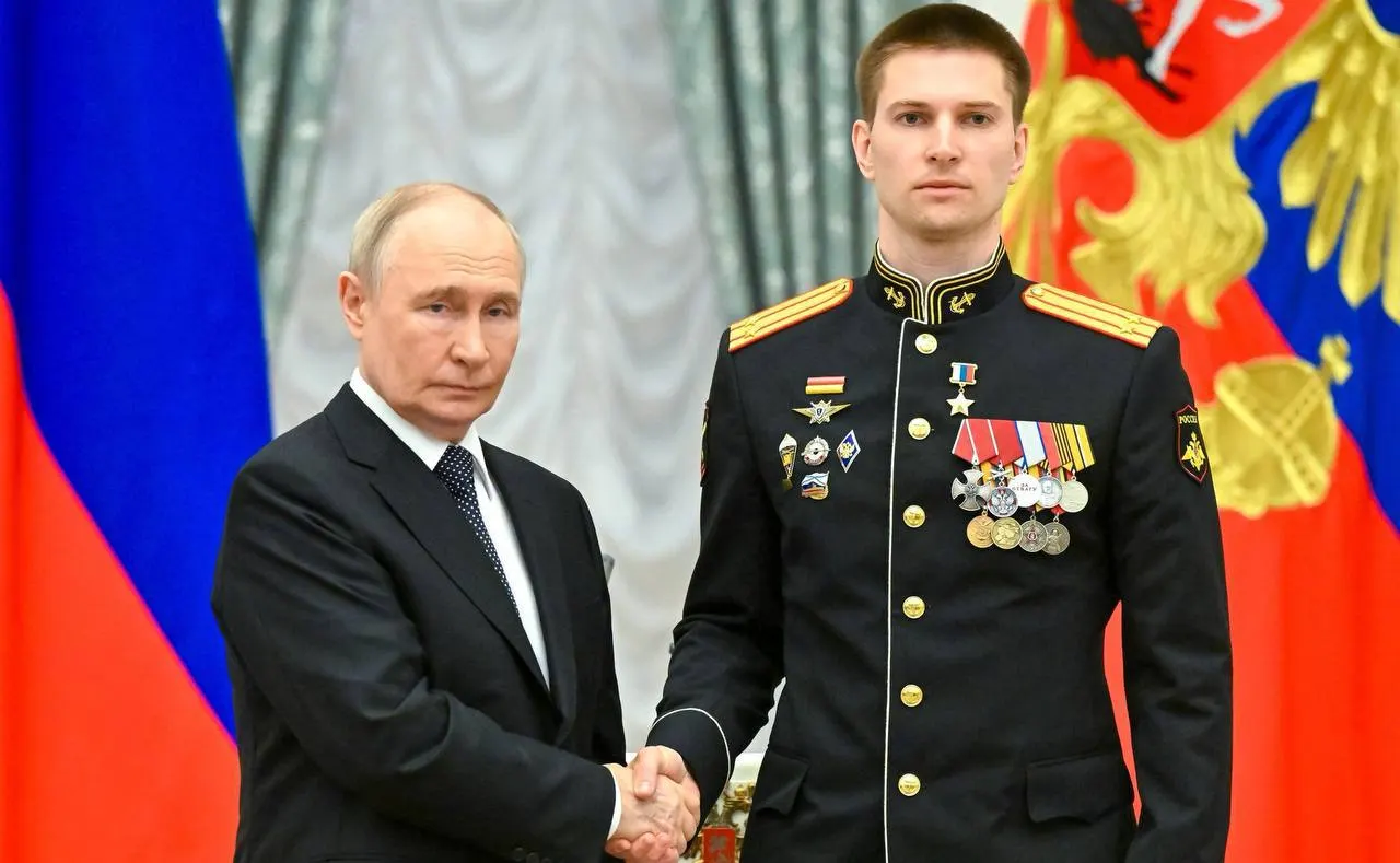 Президент Владимир Путин лично вручил подполковнику Ивану Берестовскому медаль «Золотая Звезда» Героя России — награду присудили за мужество в ходе специальной военной операции.