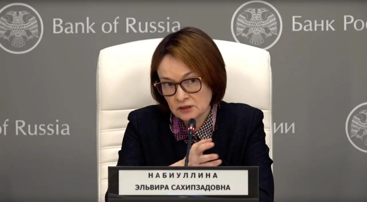 Глава Банка России подтвердила, что у неё была простуда и временно пропал голос, поблагодарила тех, кто переживал; слухи о перестановках она прокомментировала как необоснованные.