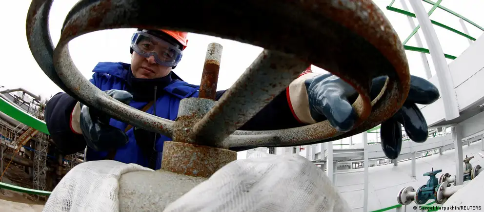 Утром атакованы объекты нефтеперерабатывающего кластера в Уфе: пострадали по меньшей мере два завода, над промзоной поднимались столбы чёрного дыма. Власти подтверждают удары и заявляют о мерах по отражению налёта.