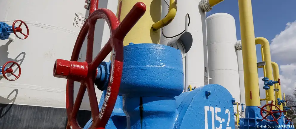 Украина не продлила договор с российским поставщиком, и с нового года через её территорию прекращён транзит газа в Европу; последствия особенно заметны в Молдове, страны ЕС ищут альтернативные маршруты поставок.
