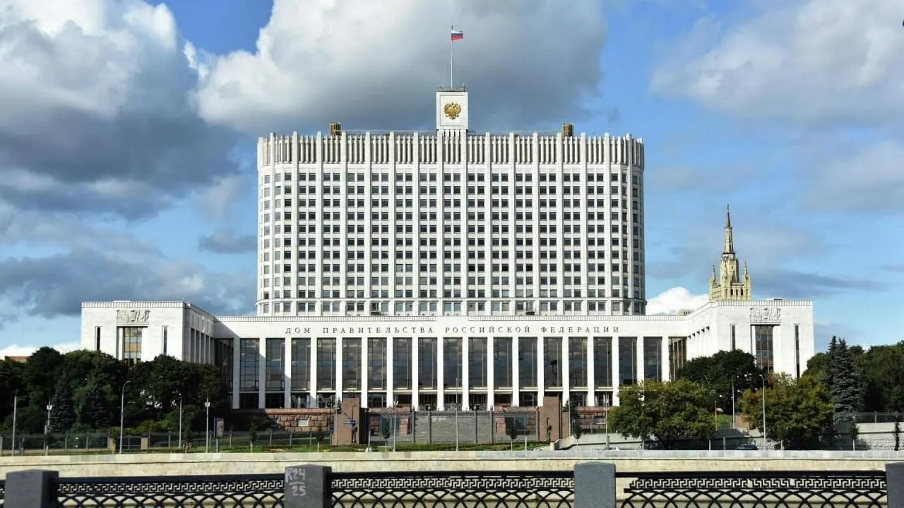 В Госдуму внесён законопроект о полной или частичной компенсации утильсбора для семей с тремя и более детьми. В пояснительной записке отмечают рост цен на семейные автомобили, но в правительстве обеспокоены дополнительными бюджетными расходами и отсутствием источников финансирования.
