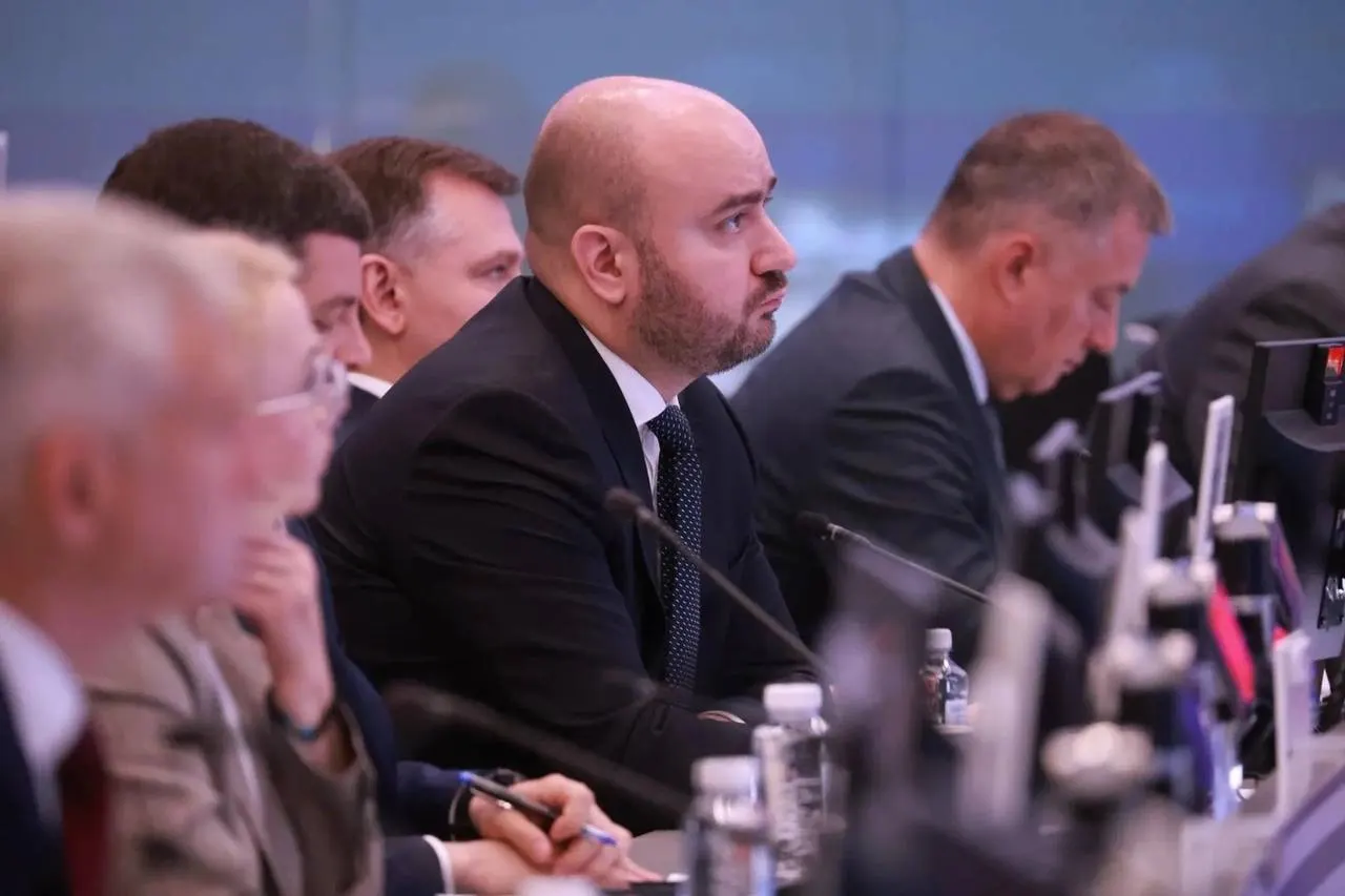 Во время поездки в Москву губернатор отметил важность бесперебойного снабжения топлива для агропромышленного комплекса региона. По итогам совещания регионам дали поручения по мониторингу цен, наличия топлива и логистики поставок.