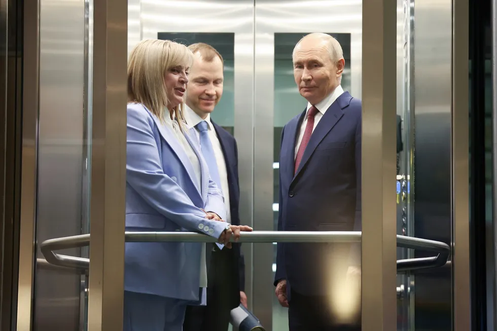 Руководители силовых структур, в том числе главы ФСБ и Росгвардии, обсуждают перенос или отмену думских выборов из‑за ухудшения экономической ситуации и падения рейтингов; в администрации есть и те, кто настаивает на проведении голосования по расписанию.