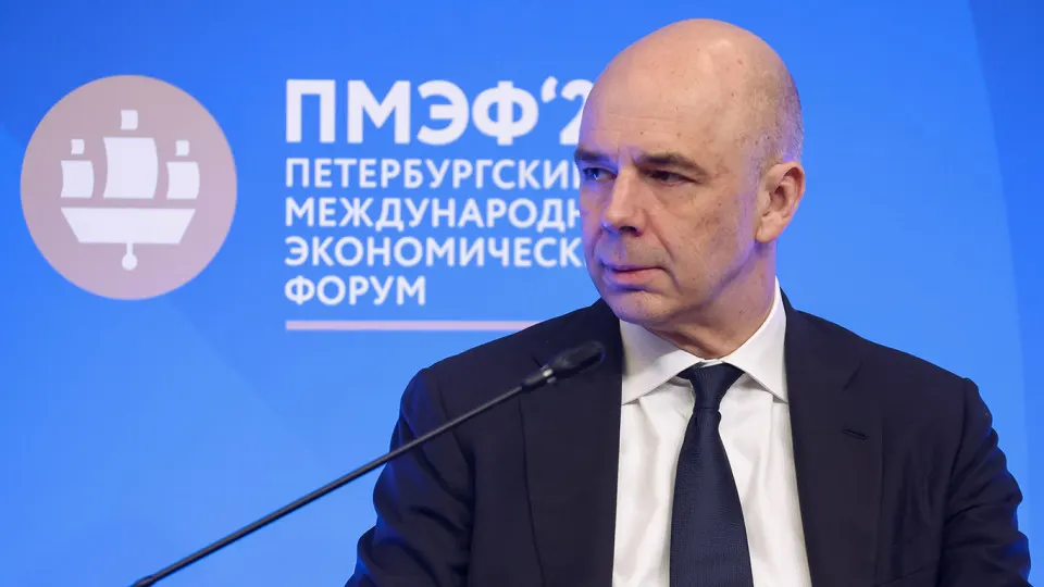 Аудиторы предупреждают, что в 2026 году доходы федерального бюджета могут оказаться на 2,1 трлн руб. ниже законных показателей из‑за проседания нефтегазовых поступлений и крепкого рубля.