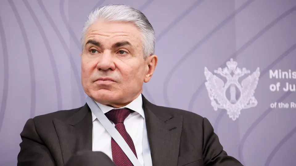 Замминистра призвал обязать владельцев больших моделей внедрить «фильтры национальной безопасности» и нести ответственность за их работу — административную, уголовную или финансовую. Ранее власти выступали за «суверенные» ИИ, но крупный бизнес критиковал такие инициативы.