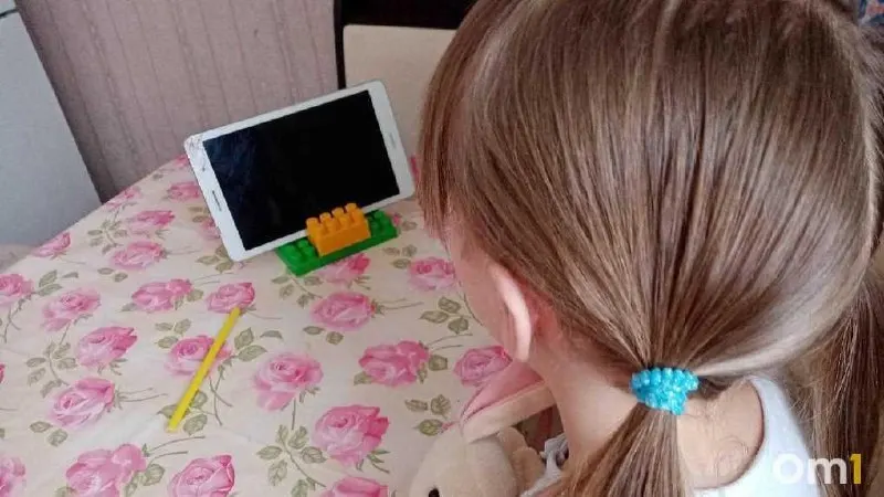 Минцифры и Roblox согласовали меры по соблюдению российского законодательства и усилению защиты детей. Платформа введёт режимы Roblox Kids и Roblox Select; после этих гарантий ведомство обратилось в правоохранительные органы с просьбой поддержать снятие ограничений доступа.