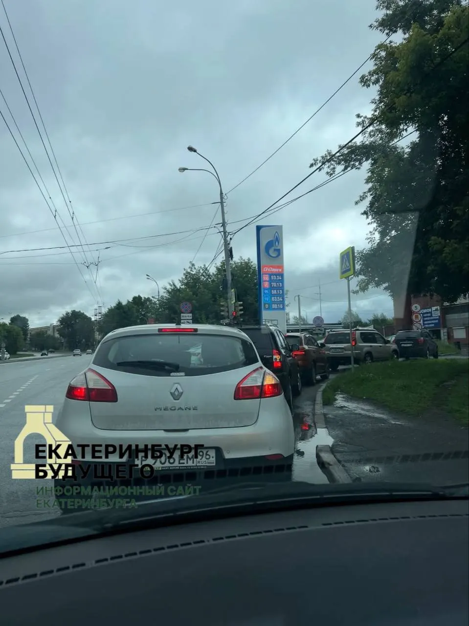 Очереди на автозаправках наблюдаются в разных регионах страны. Президент подтвердил проблемы с поставками, но новых мер не объявил; региональные власти говорят о достаточных запасах топлива.
