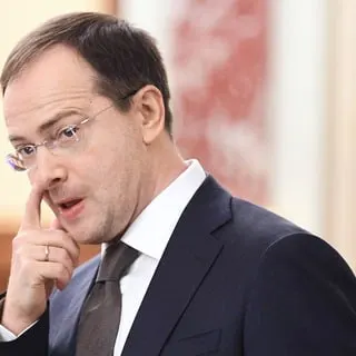 Помощник президента Владимир Мединский высказался за систему обязательной отработки и трудовых контрактов для бюджетников — предлагается сопровождать государственное или корпоративное финансирование обучения обязательными обязательствами по трудоустройству.