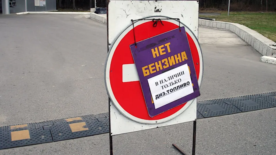 Власти Севастополя сообщили о временном ограничении отпуска топлива для населения из‑за топливного кризиса: бензин будут продавать только экстренным службам до первой половины дня, а к середине дня ожидают возобновления продаж. Дефицит связан с ударами по нефтепереработке и логистике, из‑за чего сократилась переработка и выросли цены.