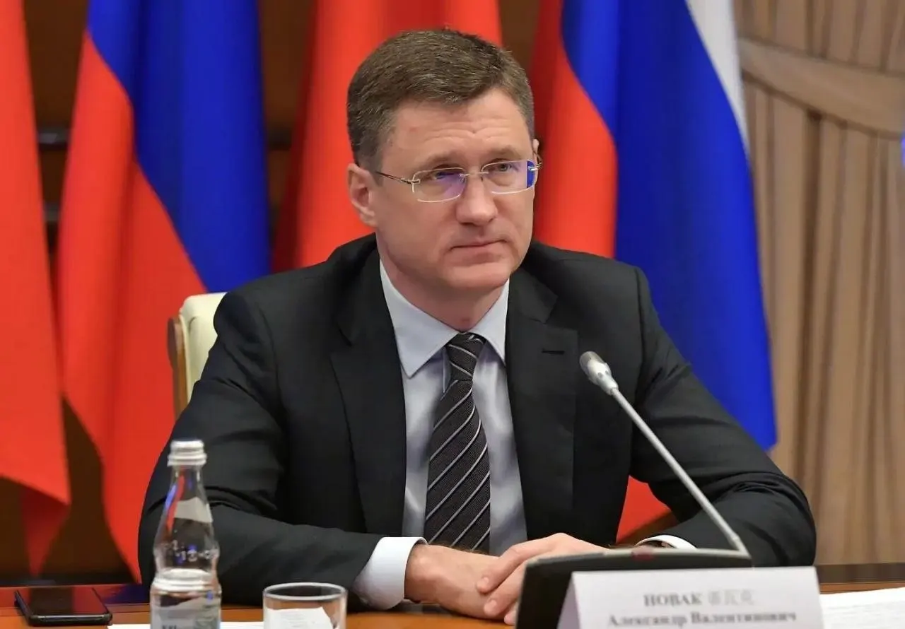 Вице‑премьер заявил, что в стране есть достаточные объёмы топлива; власти перестраивают логистику по регионам, а ажиотажный спрос, по его оценке, вырос на 20–30%.