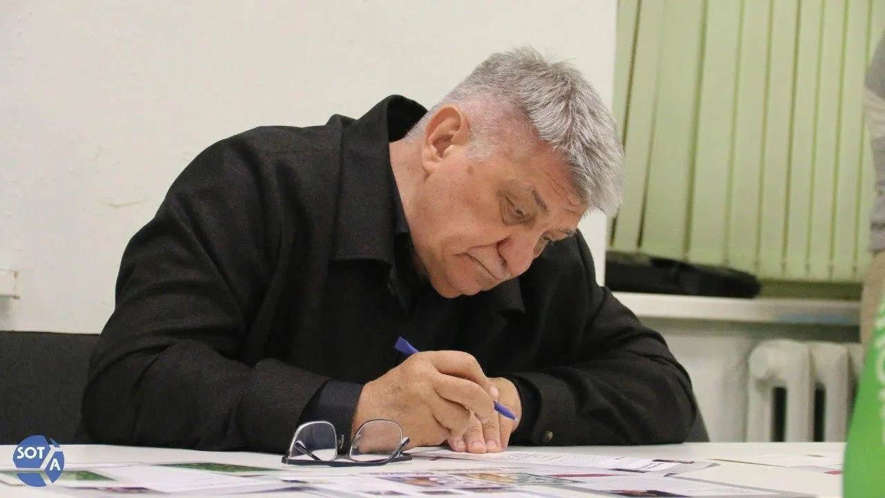 Президент направил поздравление известному режиссёру и сценаристу, отметив его вклад в современный кинематограф. При этом в последние годы Сокуров сталкивается с ограничениями в прокате и был исключён из профильного совета.