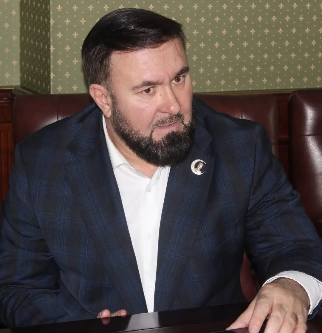 В распоряжении Кремля от 26 июня указано о поощрении омбудсмена Чечни Мансура Солтаева грамотой за заслуги в защите прав граждан; омбудсмен ранее сталкивался с обвинениями в давлении на правозащитников.