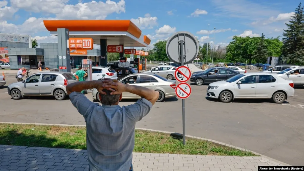 В ряде областей введены лимиты на отпуск топлива и запреты на заправку в ёмкости; в Москве временно позволили бензовозам въезжать и передвигаться без грузовых пропусков. Меры связаны с перебоями в поставках после ударов по нефтяным объектам.