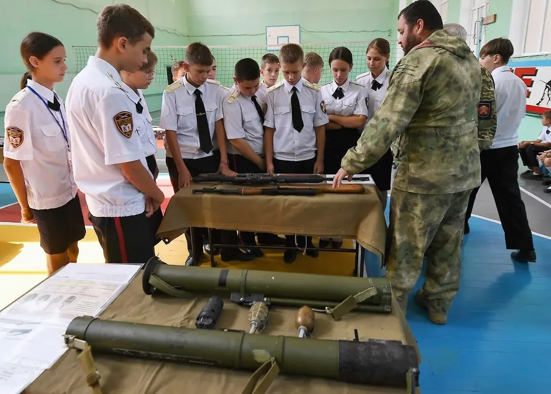 Российское военно‑историческое общество предложило вовлечь учащихся в запись рассказов бойцов и волонтёров: материалы планируют включить в школьные музеи и цифровой архив. Идею, по словам общества, уже поддержало Минобрнауки.