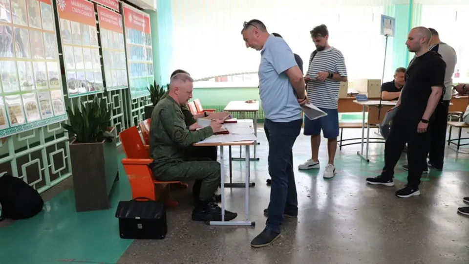 Минобороны Беларуси объявило о проведении мобилизационных учений в приграничной Гродненской области. Власти планируют оповестить около двух тысяч человек и частично призвать запасников на контрольные явки и сборы на фоне усиления давления со стороны российского руководства.
