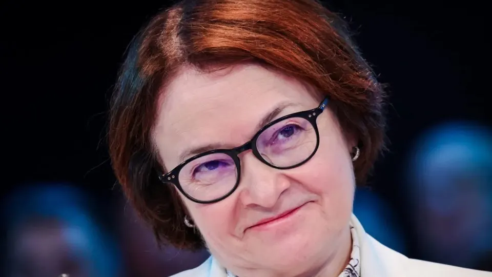 Глава Центробанка долгое время отсутствовала с публичной повестки, породив слухи о состоянии и будущем её роли. Её возвращение на пресс‑конференцию после решения по ключевой ставке сняло часть вопросов, но принятые бюджетные поправки и споры о смягчении монетарной политики ставят экономику страны перед большими рисками.