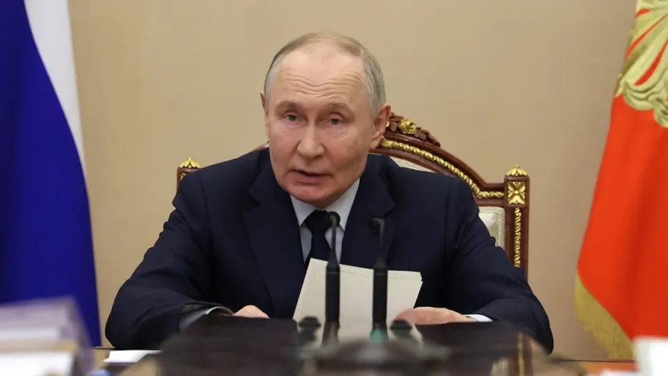Президент заявил, что спад инвестиций объясняется макроэкономическими факторами и мерами властей. Крупные компании сократили вложения из‑за внешних ограничений, высоких ставок и снижения прибыли; бюджетные возможности для стимулирования ограничены.
