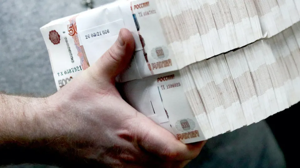 Банк отмечает массовый переход клиентов в «кэш»: объем наличных в обращении достиг около 20 трлн рублей, в апреле из банков снято рекордные 600 млрд, ЦБ ужесточил контроль за наличными операциями.