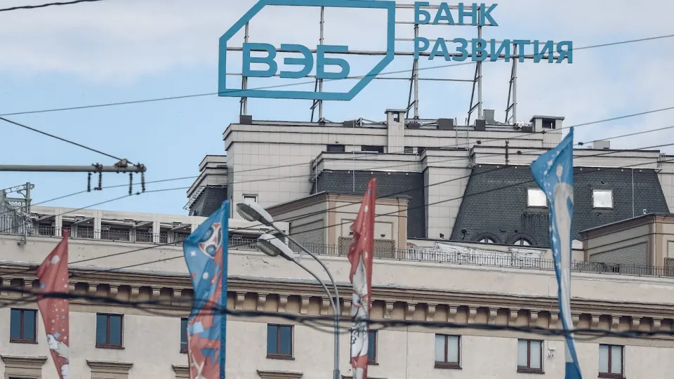 Госбанк планирует уменьшить бюджет и уволить 15% сотрудников в условиях «кредитного охлаждения» экономики и по директивам правительства.